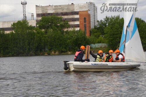 Яхта Иту Лариу Дэн на фоне завода